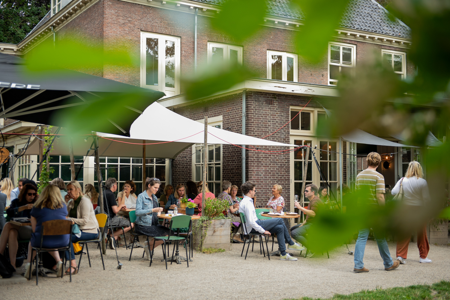 Iedereen schuift aan bij park en buurtrestaurant Landhuis in de Stad Iedereen schuift aan bij park en buurtrestaurant Landhuis in de Stad